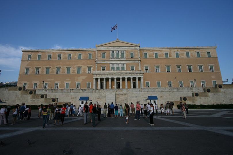 الحكومة اليونانية تحذر من عدم إمكانيتها لسداد الديون في يونيو